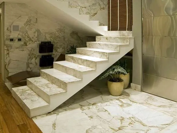 Escada reta com degraus de mármore branco veiado e piso do mesmo material